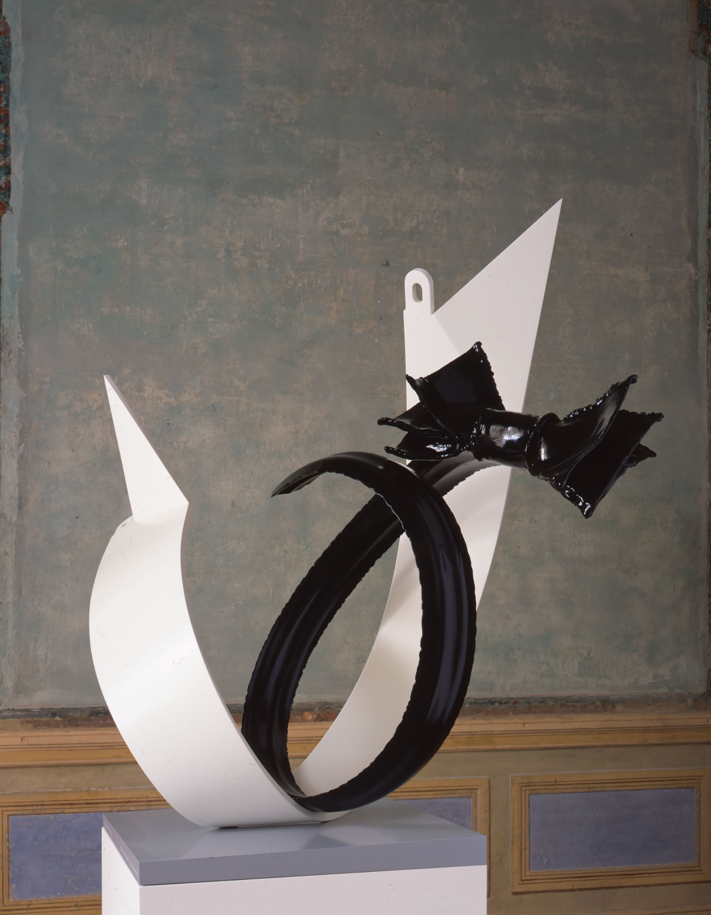 Claes Oldenburg Coosje van Bruggen, Collar and Bow 1:16, 2005